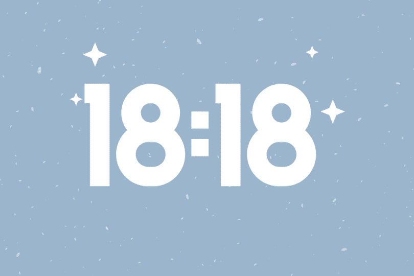 Número 18:18 escrito em um fundo azul claro.