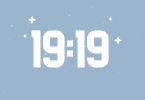 Número 19:19 escrito em um fundo azul claro.