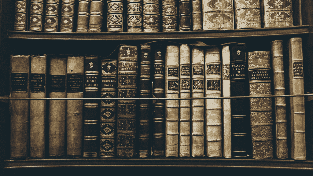livros na estante da biblioteca