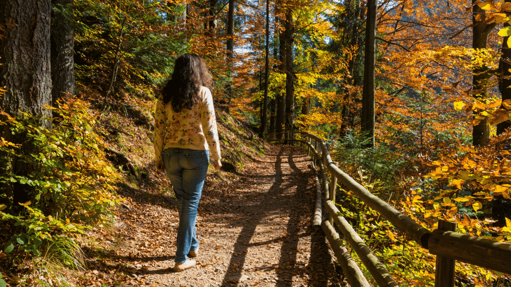 Mulher caminhando no parque