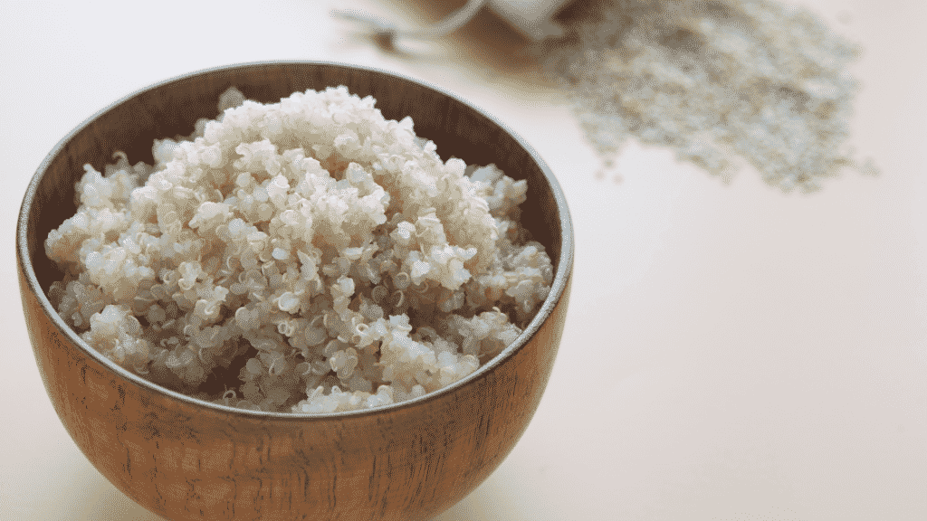 Um pote de quinoa cozida.