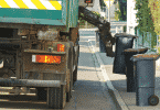 Caminhão compactador coletando lixo