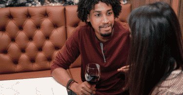 Homem e mulher tendo um encontro e tomando vinho