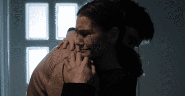 Homem e mulher se abraçando, chorando