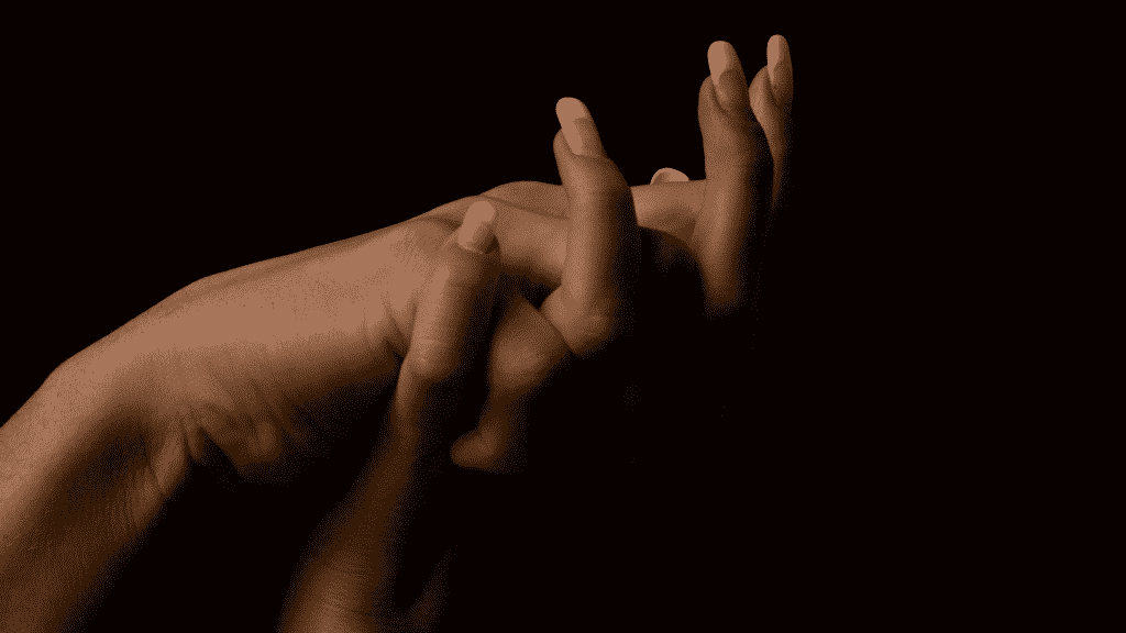 Duas mãos entrelaçadas em uma imagem com fundo preto