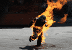 Homem com roupa especial pegando fogo