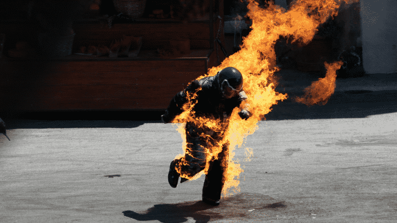 Homem com roupa especial pegando fogo