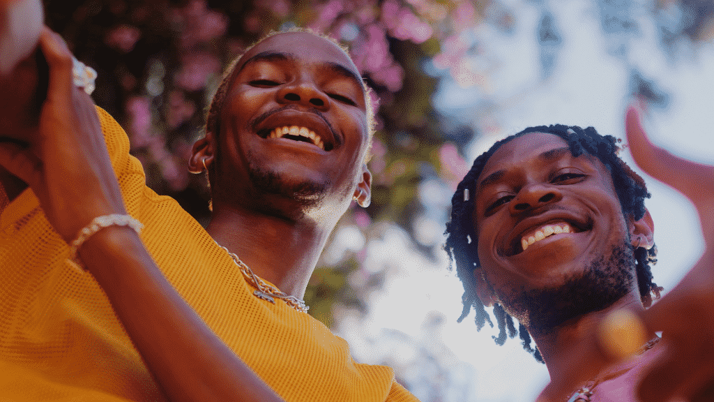 Dois homens felizes sorrindo para a câmera