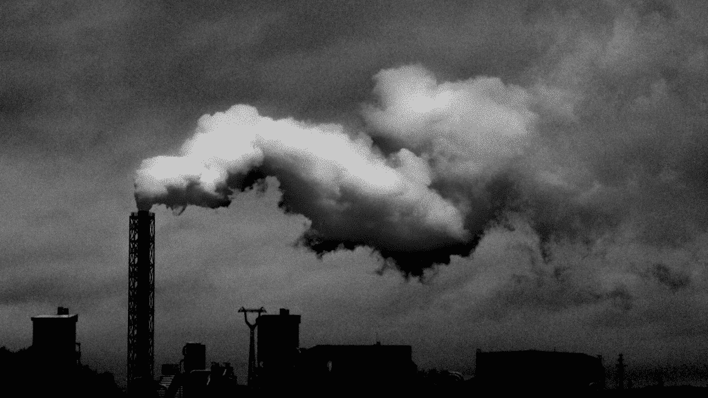 Chaminés industriais emitindo poluição.