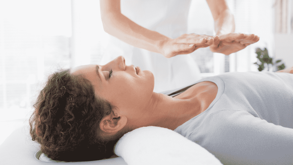 Uma mulher numa sessão de Reiki.