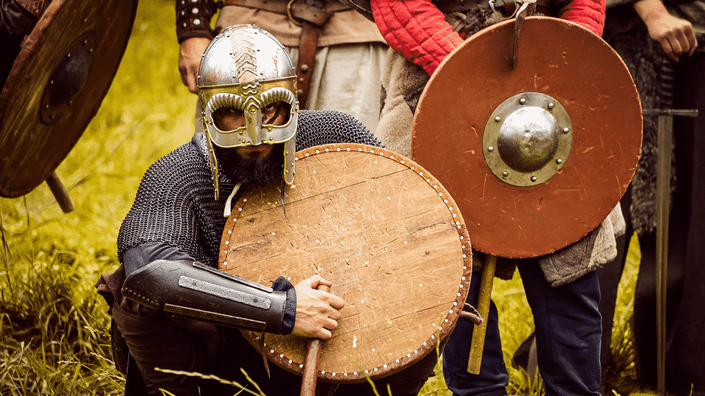 Um viking carregando consigo um escudo.