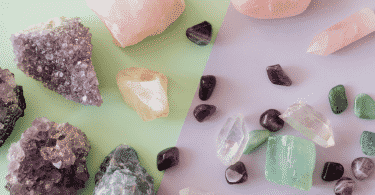 Vários tipos de cristais e pedras diferentes.