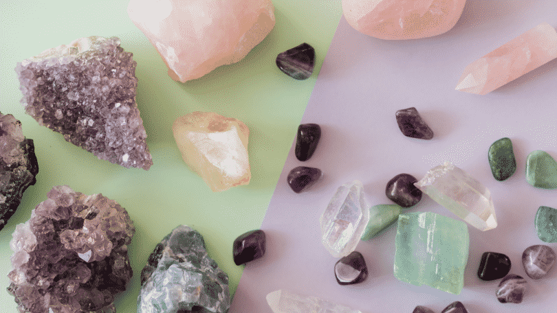 Vários tipos de cristais e pedras diferentes.