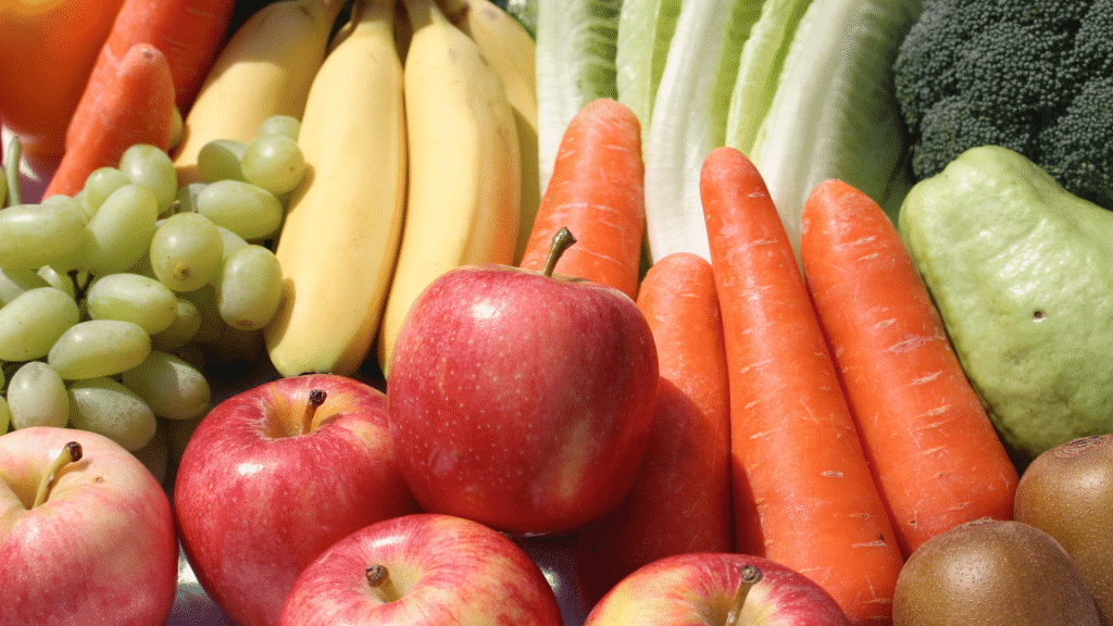 Frutas, verduras e legumes diferentes, dispostos em ordem sequencial.