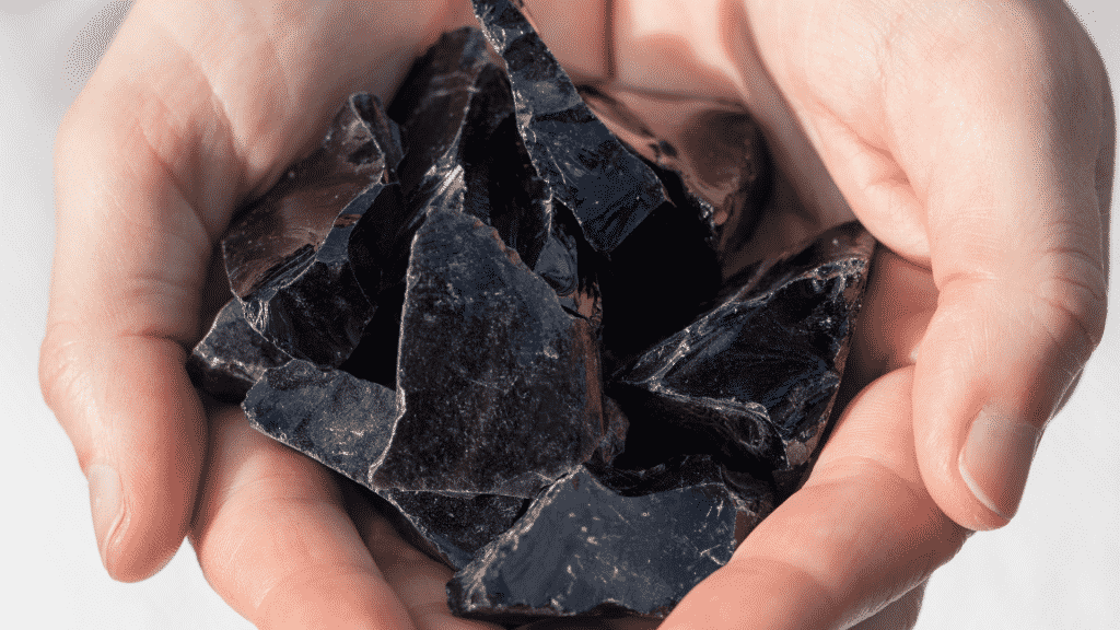 Pedaços de obsidiana negra.