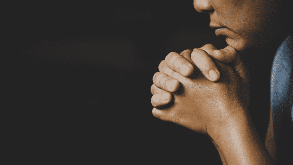 Uma pessoa orando.