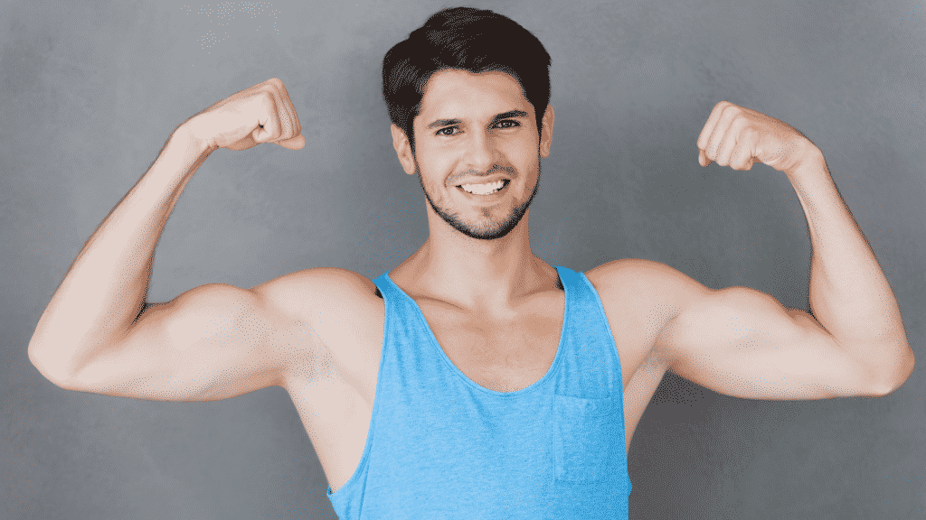 Um homem exibindo seus bíceps.
