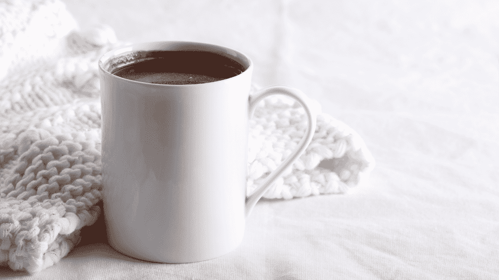 Uma caneca de chocolate quente.