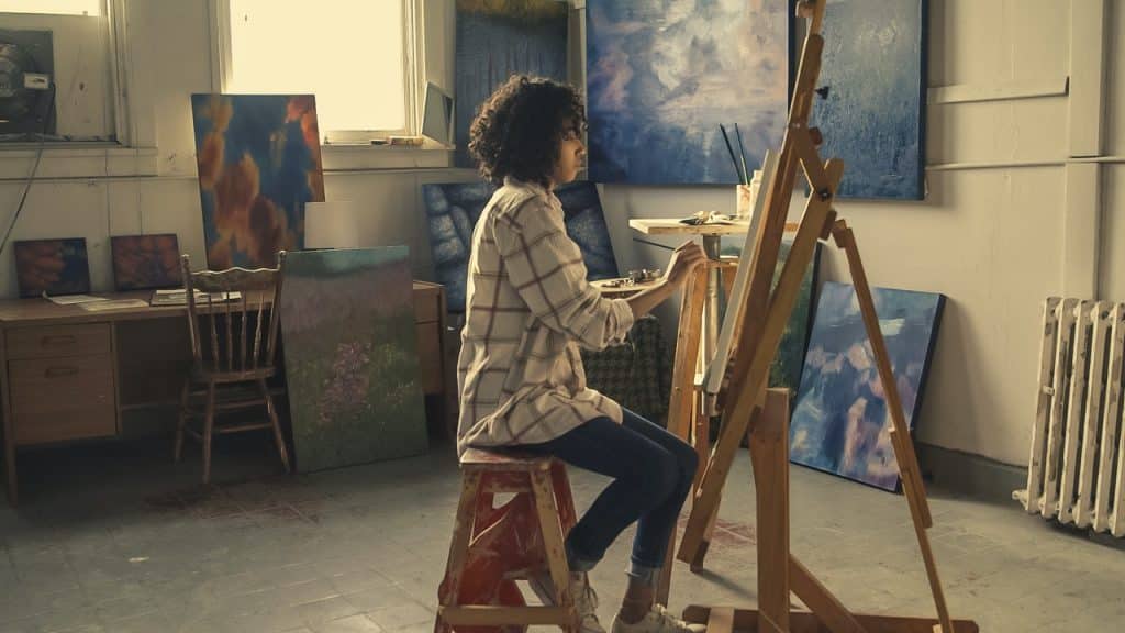 Mulher pintando um quadro.