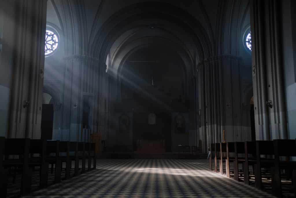 Foto de uma área interna de uma igreja