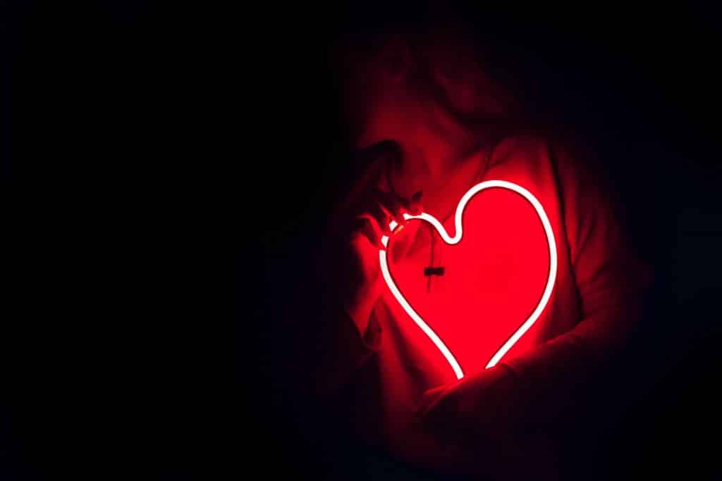 Sinalização de neon vermelho em forma de coração