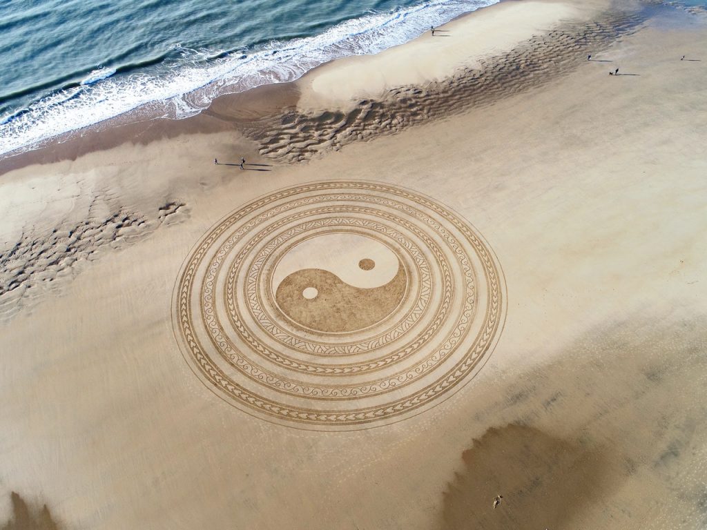 Símbolo Yin Yang na areia.