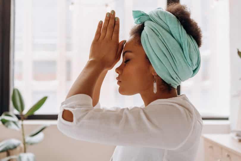 Mulher negra praticando o reiki.