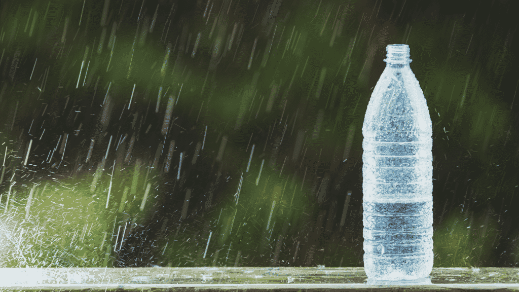 Uma garrafa pet armazenando água de chuva.