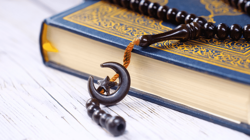 O livro alcorão e um colar islão.