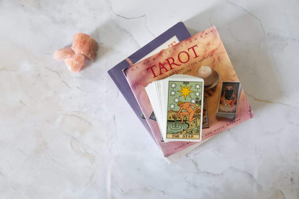 Cartas do tarot e cristais.