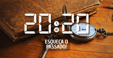 Hora igual 20:20 e texto "Esqueça o passado" aplicado por cima da foto de um relógio antigo de bolso, uma chave e um livro.