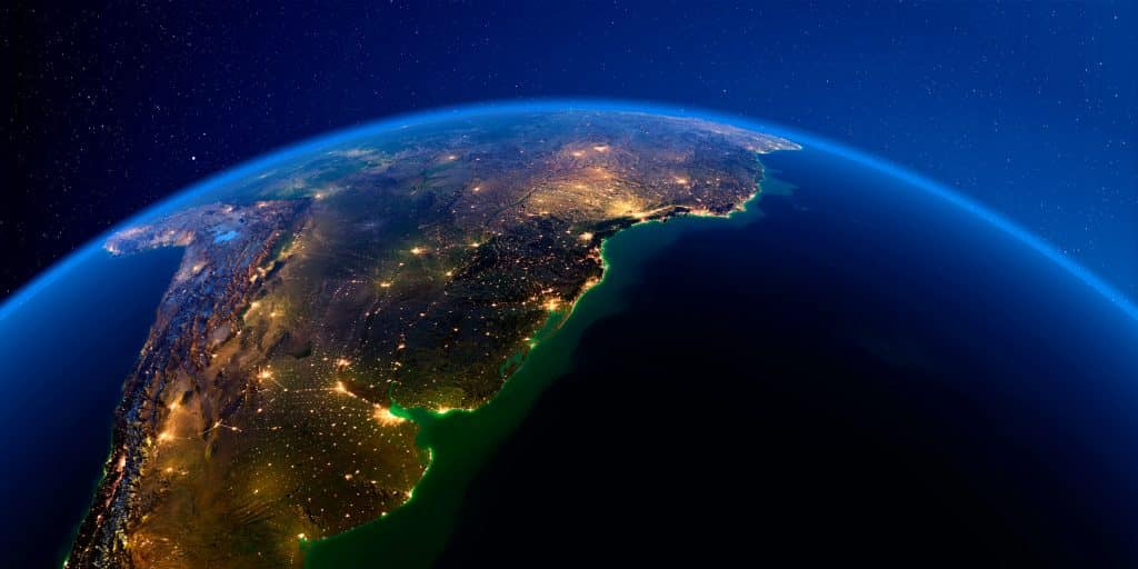 Vista de satélite do planeta Terra com luzes acesas pelo continente