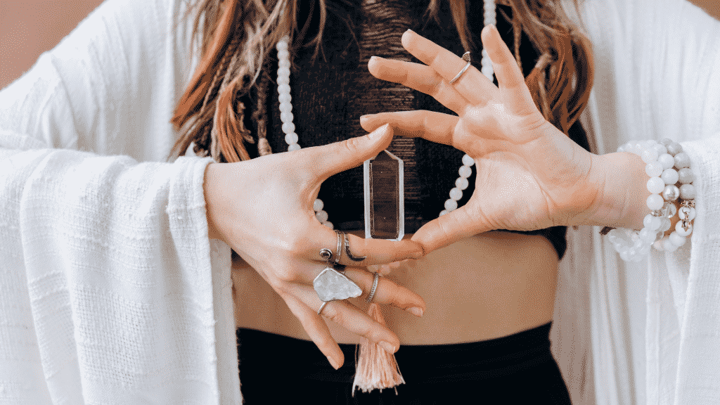 Mulher com braceletes e anéis de cristais 