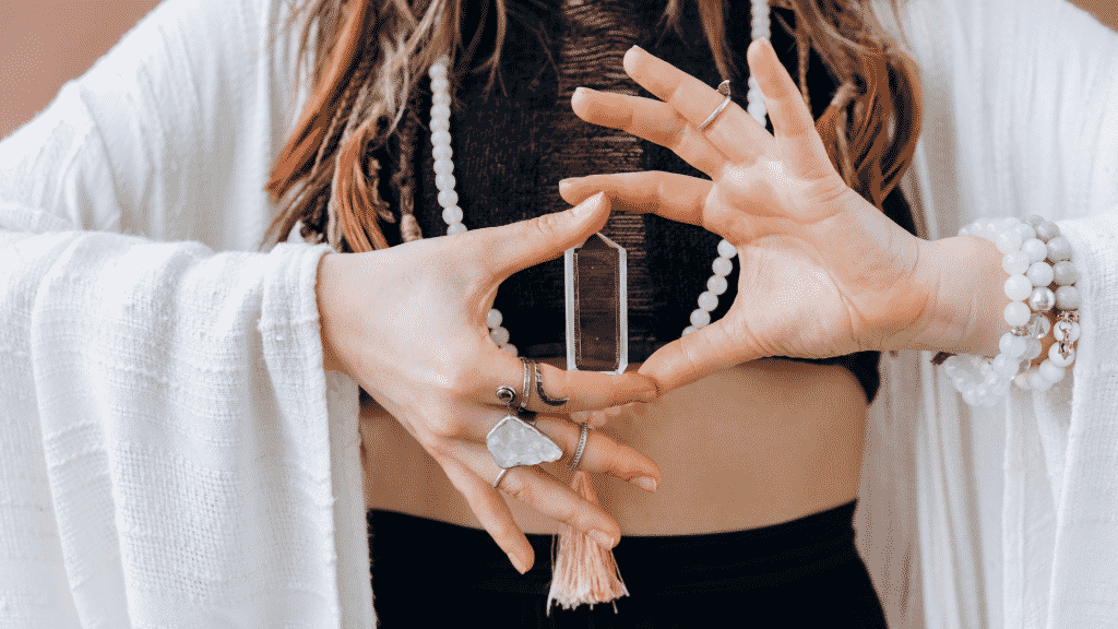 Mulher com braceletes e anéis de cristais