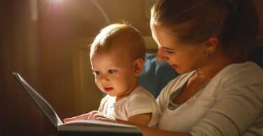 Mãe lendo para seu bebê.
