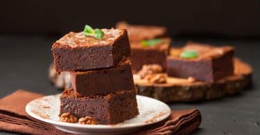 Pedaços quadrados de bolo de chocolate.