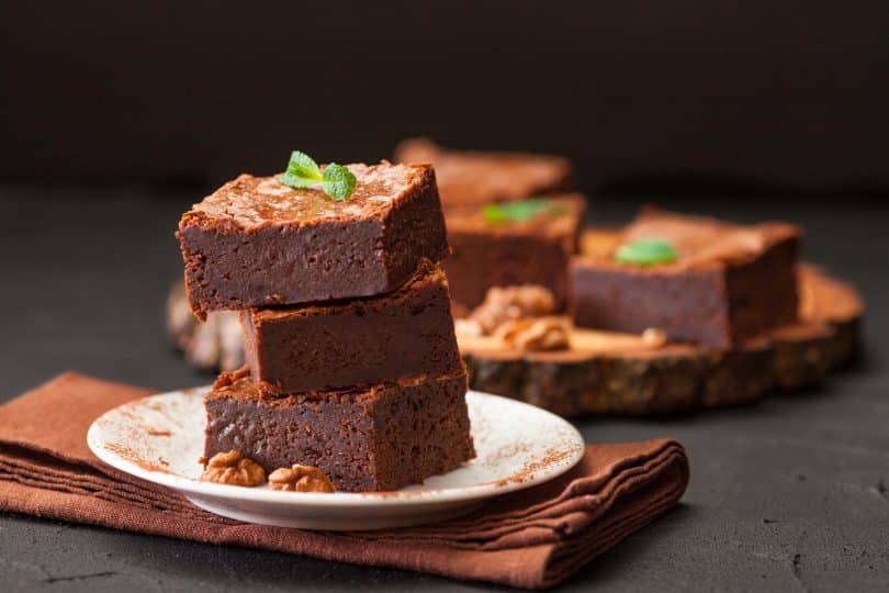 Pedaços quadrados de bolo de chocolate.