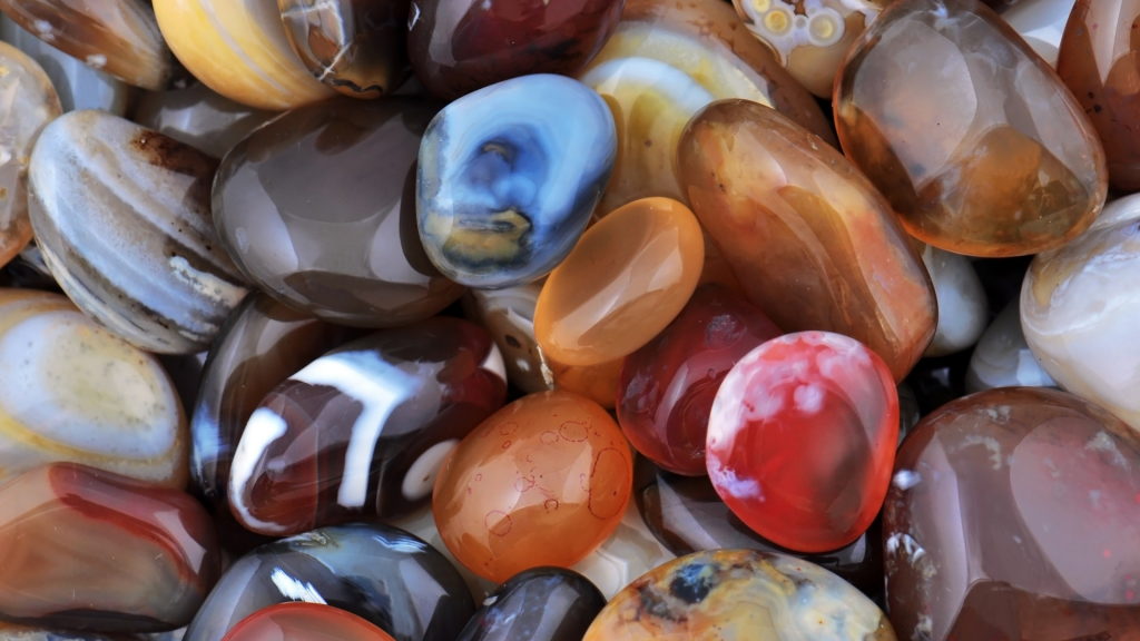 Várias gemas e pedras ágata de colorações e tipos diferentes.