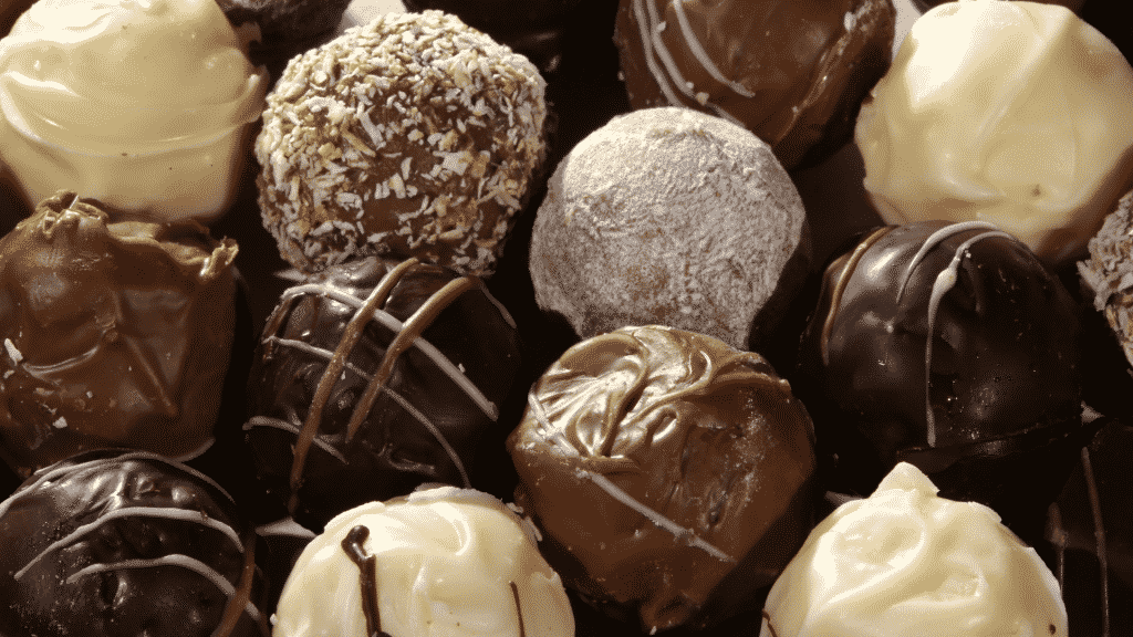 Trufas de chocolate com coberturas e sabores diferentes.