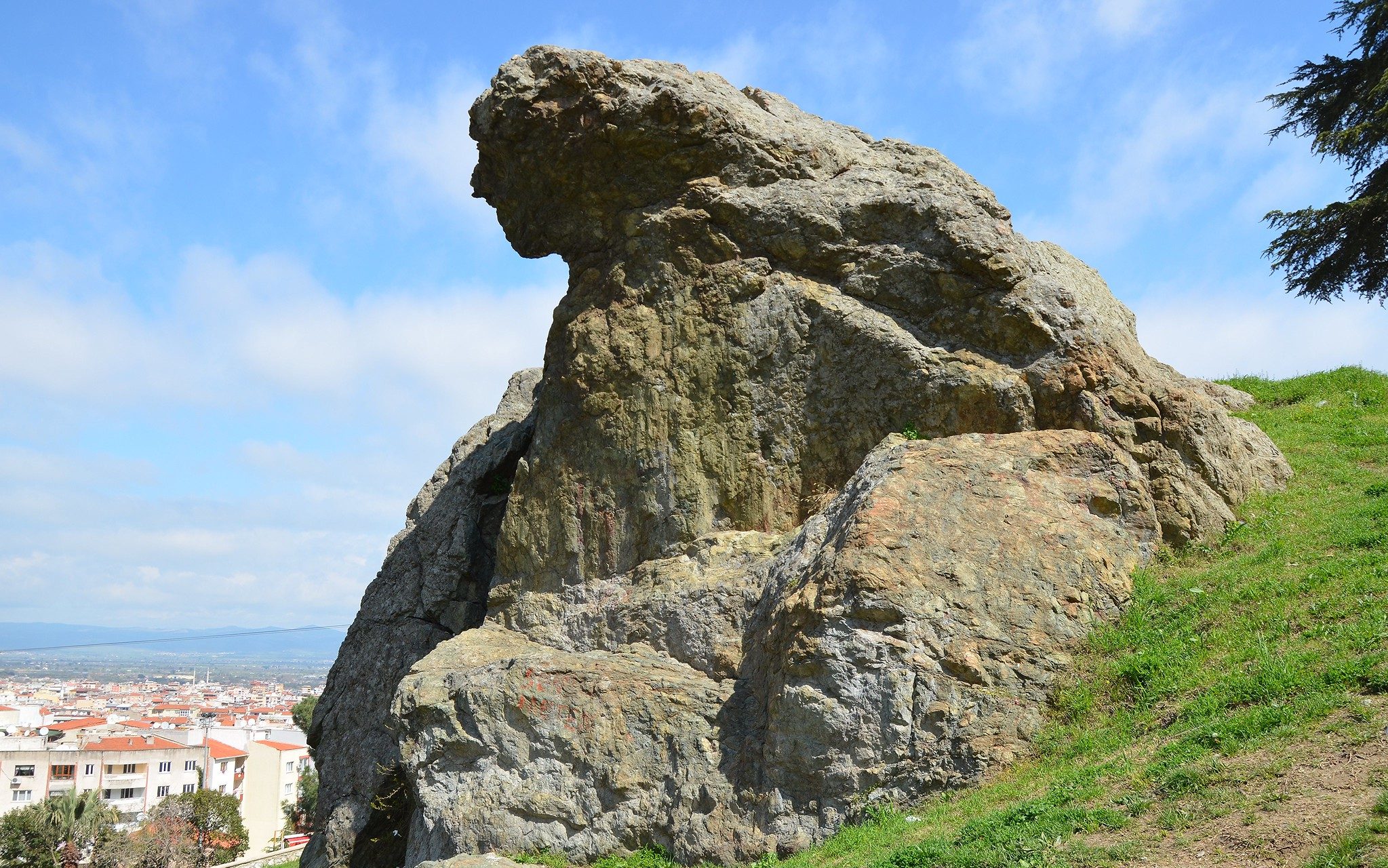 A pedra "chorona" do Monte Sípilo, na Itália.