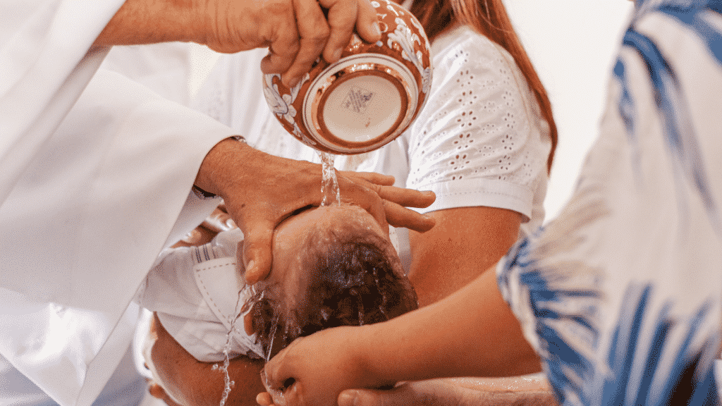 Uma cena de um batismo com água.