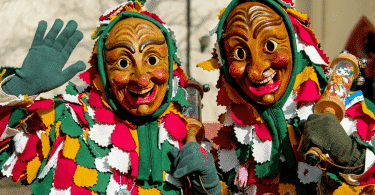 Duas pessoas com máscaras e fantasias de carnaval