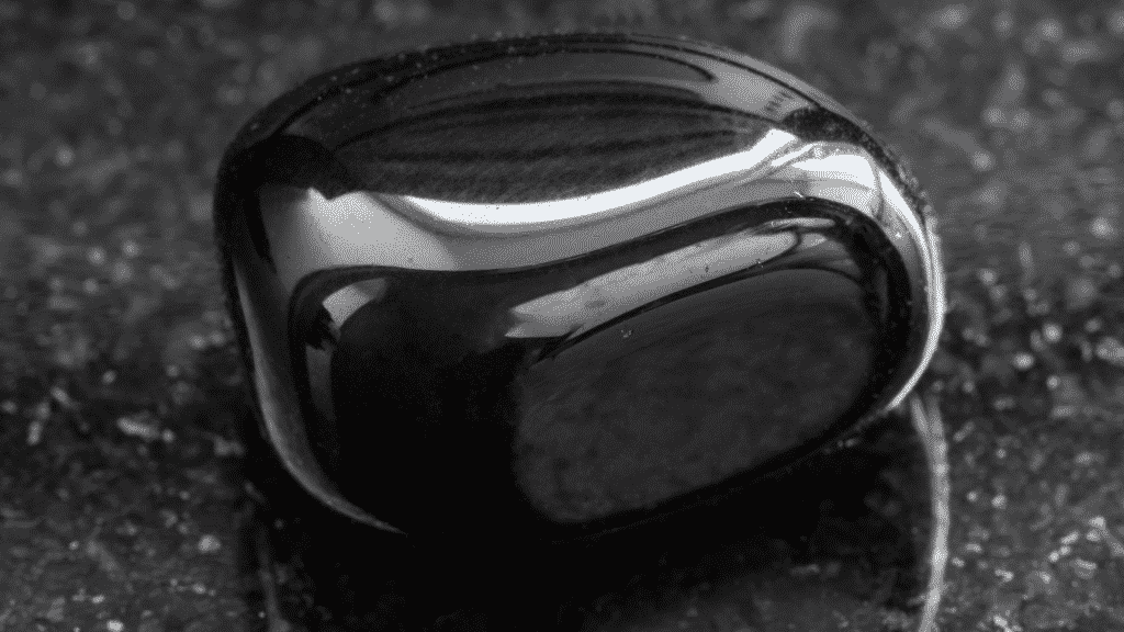Pedra ônix em cima de uma superfície escura