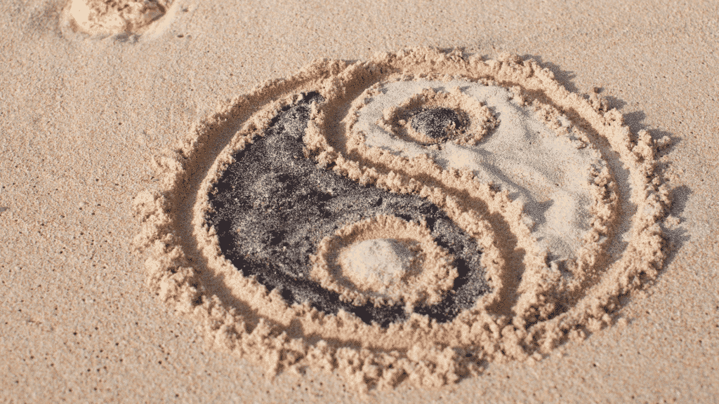 O símbolo Yin Yang desenhado na areia 