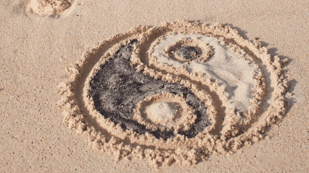 O símbolo Yin Yang desenhado na areia