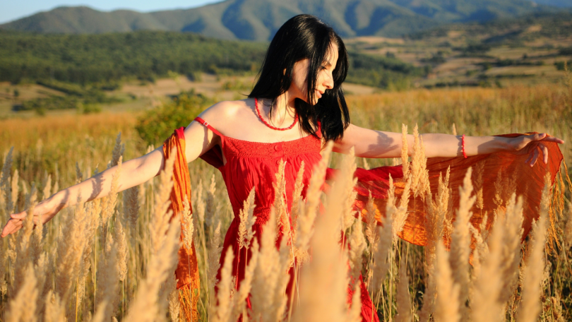 mulher de vestido vermelho no campo