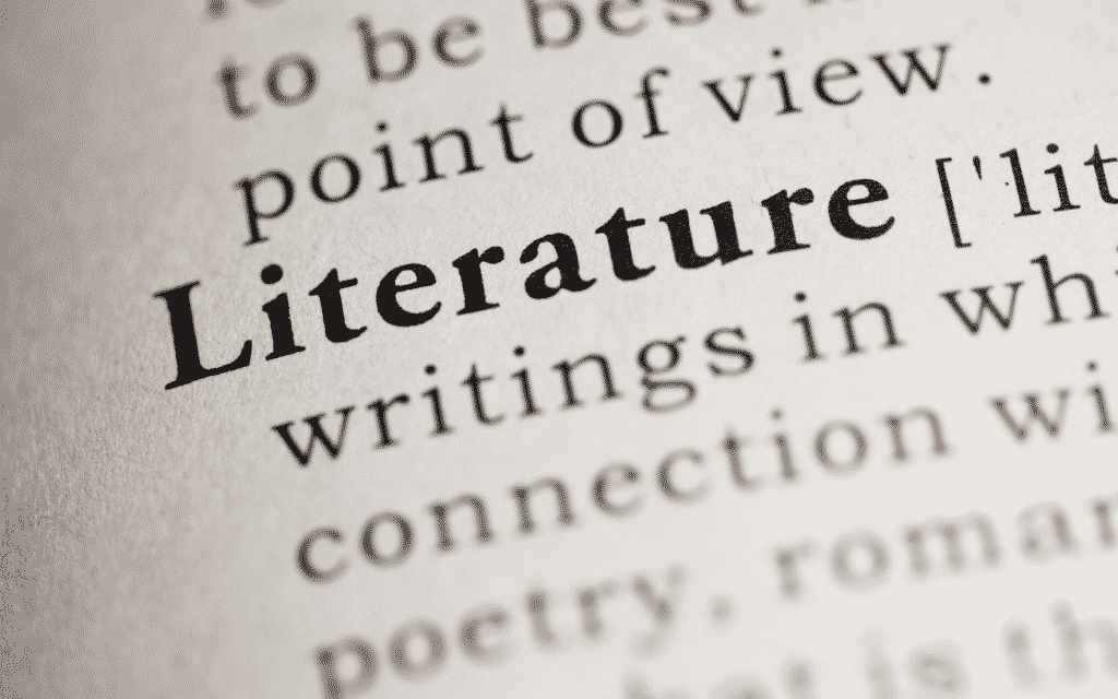 A palavra "literatura" grafada num papel.