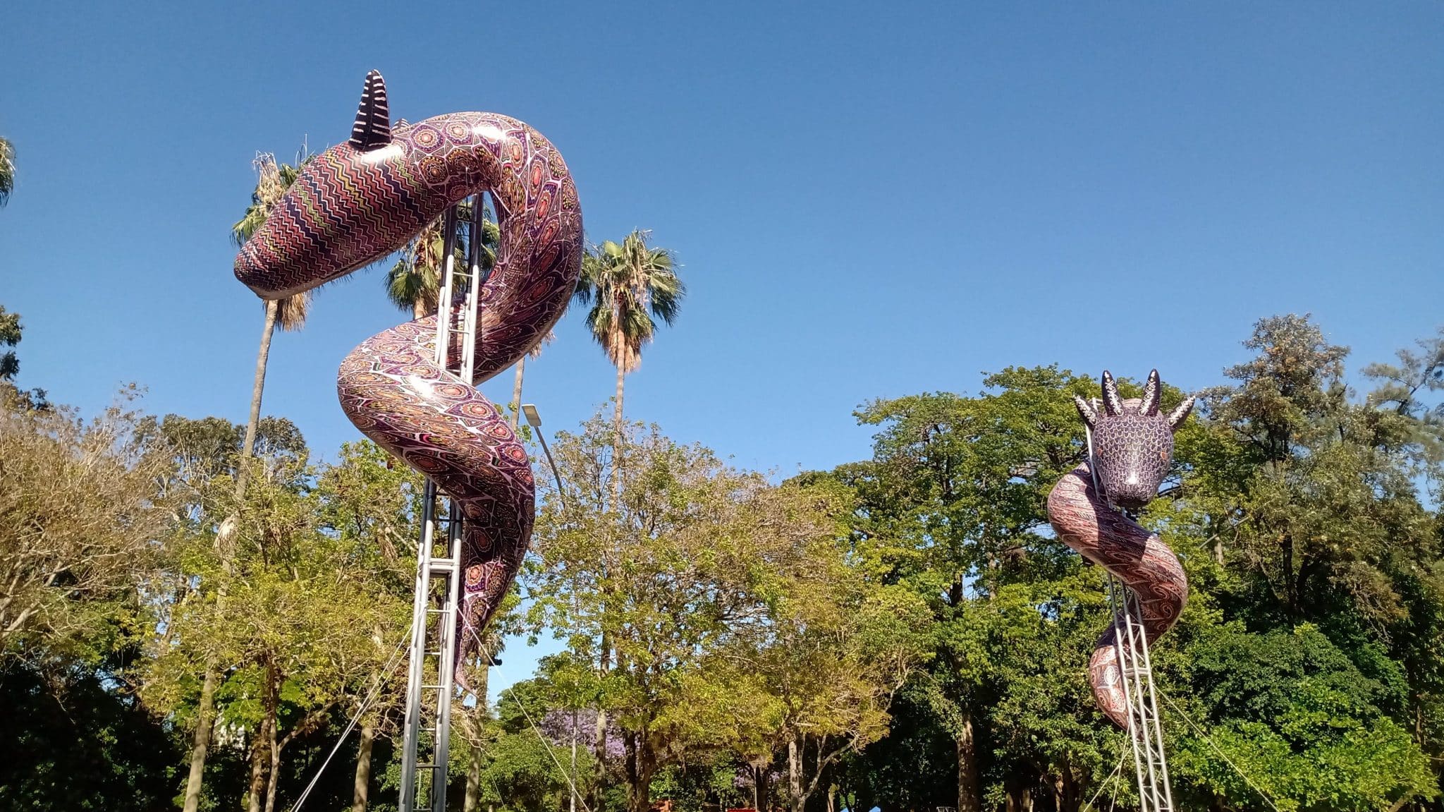 Estátuas de boitatás no Parque Farroupilha.