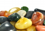 Várias gemas de pedra ágata, todas de cores diferentes.