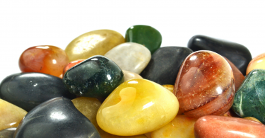 Várias gemas de pedra ágata, todas de cores diferentes.